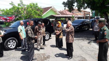 PENINJAUAN FASILITAS UMUM OLEH BUPATI BANTUL  DI DAERAH SRIHARDONO